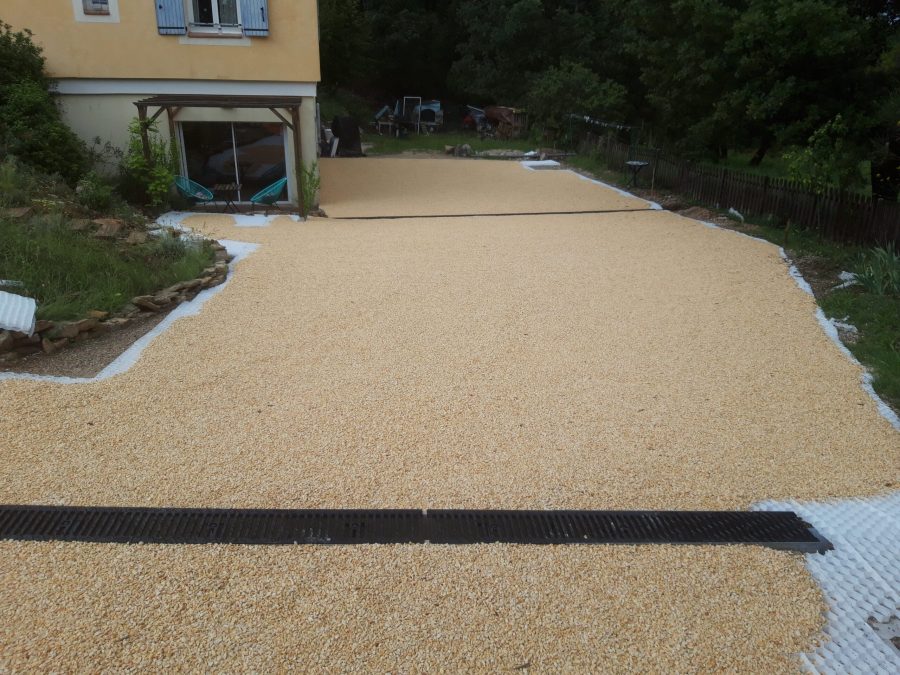 Mise en œuvre de 450m2 de dalle gravier avec caniveaux grilles 200 - BELCODENE 2023