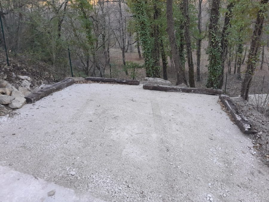 Réalisation parking grave ciment avec bordure poutre bois - MICHELS 2023