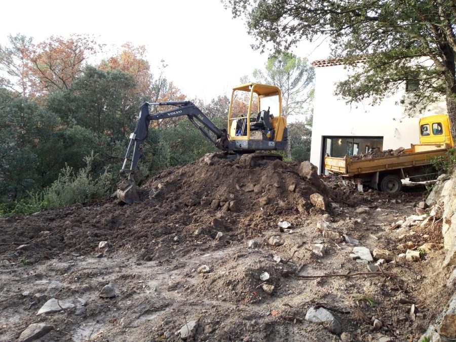 Evacuation terre arriere villa passage de 2.30m de large. Chantier réalisé à Belcodène en décembre 2022