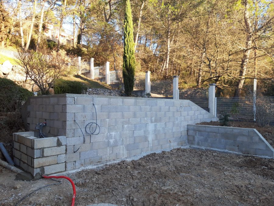 Mur de soutennement en L avec jardinier - Réalisation sur Belcodene en janvier 2023