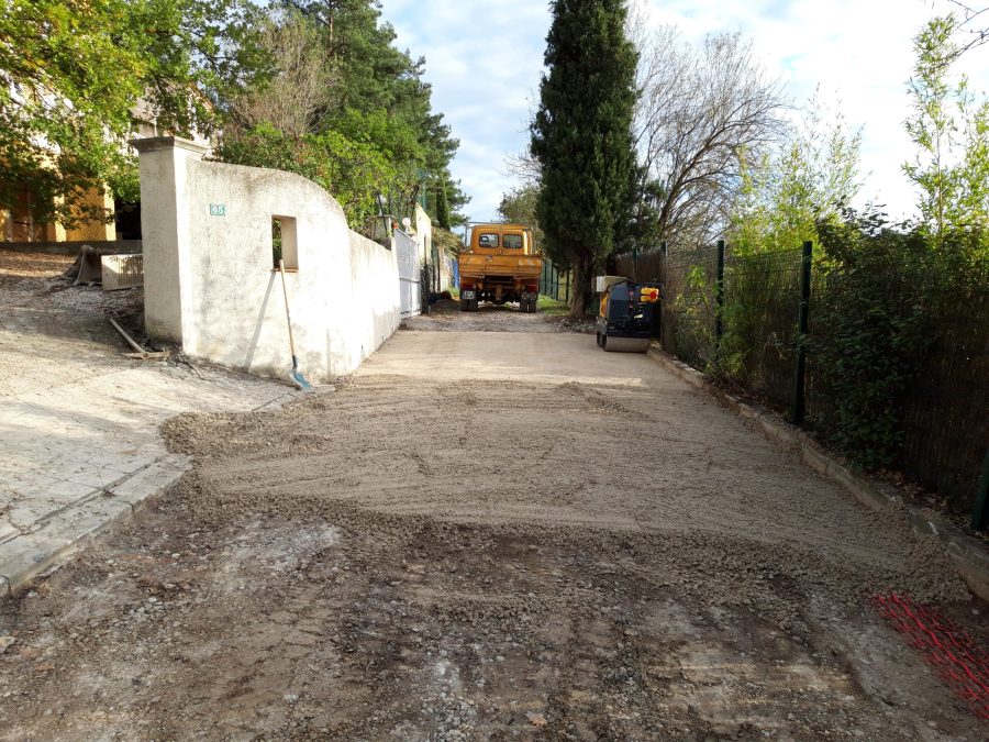 Réfection chemin privé en grave-ciment. Chantier sur Fuveau effectué en novembre 2022