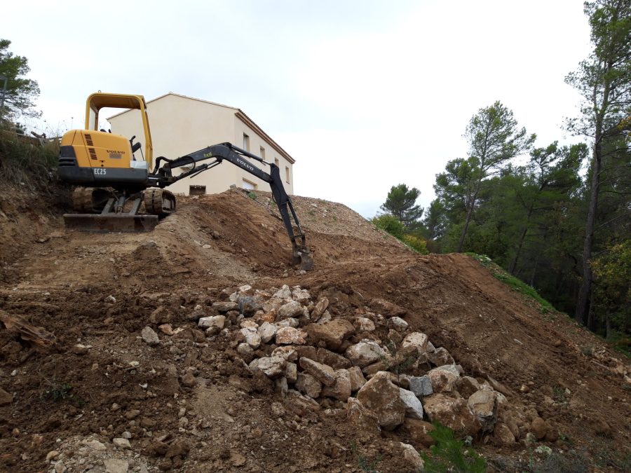 accés avec pente de 20% pour talus. Chantier réalisé à Belcodene en novembre 2022