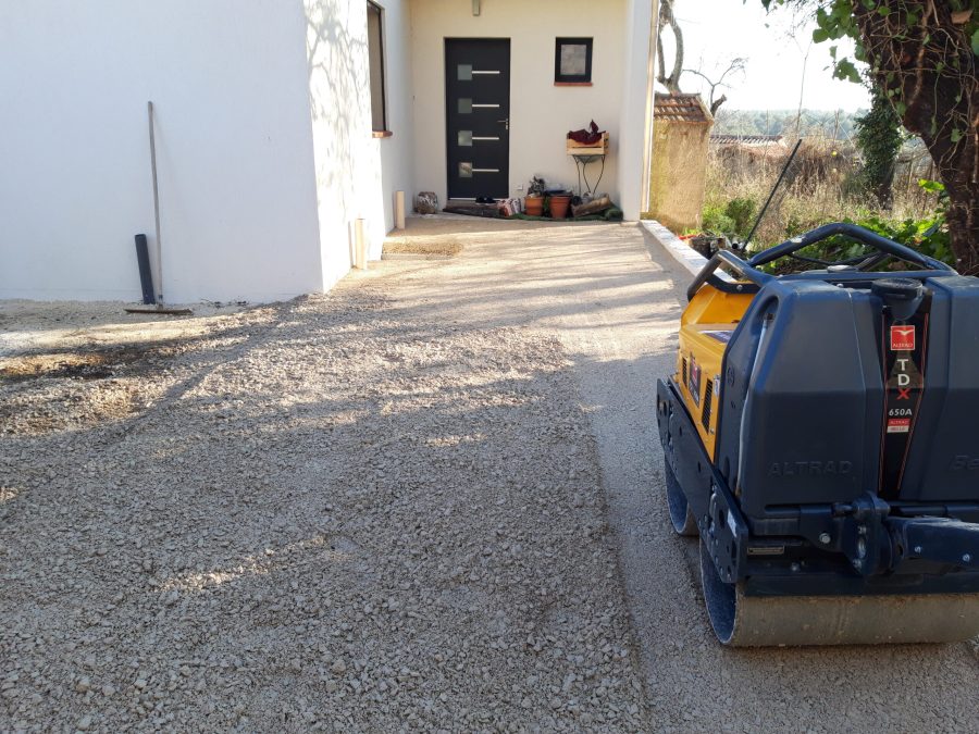 Aménagement accès villa en grave et ciment. Réalisé sur Belcodène en février 2023