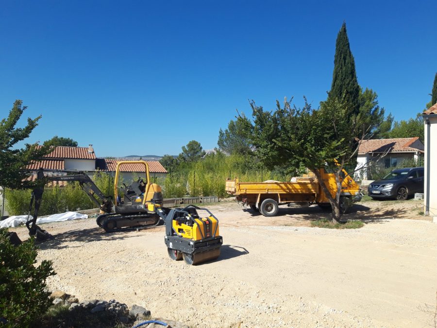 aménagement parking et air de retournement villa. Réalisation en novembre 2022 sur la commune de Peynier