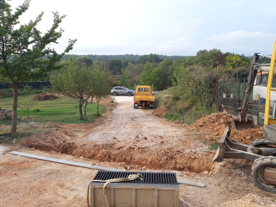 création caniveau fonte. Réalisation à Peynier-octobre