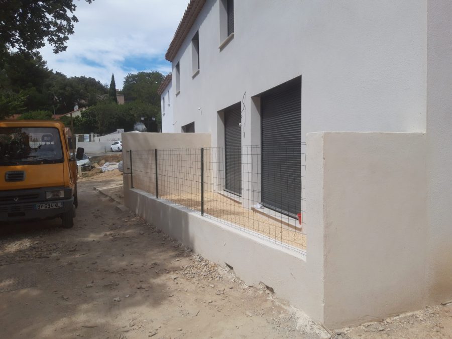 Réalisation d'un mur de clôture avec enduit et pose clôture souple - BELCODENE 2023