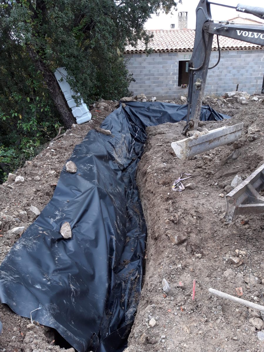 pose bache étanche périphérique bassin filtrant à Belcodene en decembre 2022